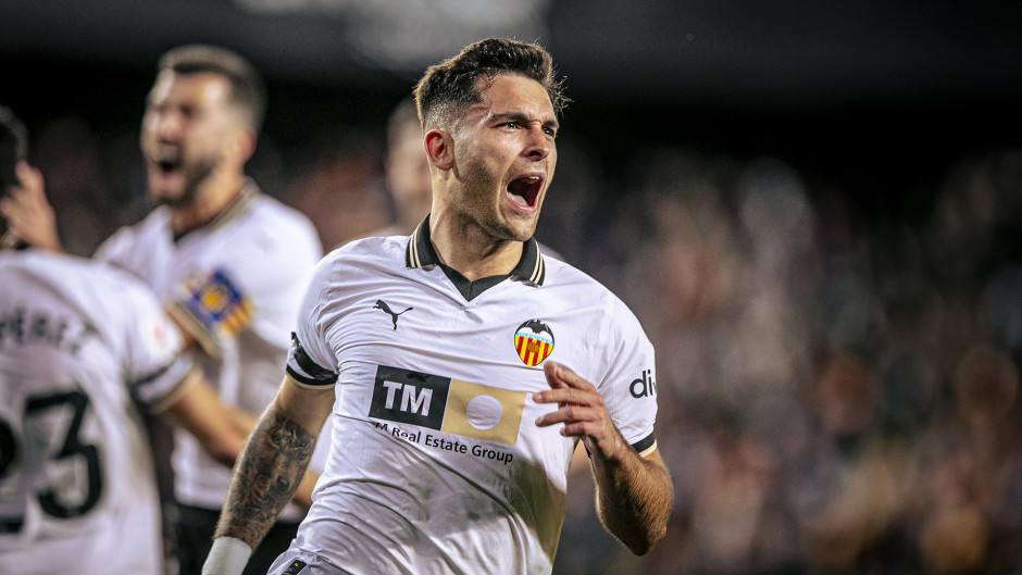 开云官方app入口-包含瓦伦西亚新援表现出色，球队状态回暖争夺西甲战绩出色的词条