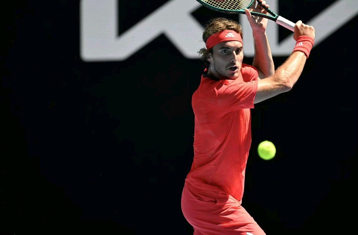 开云下载-关于英国网球队鏖战西班牙网球队，西西帕斯完成帽子戏法的信息