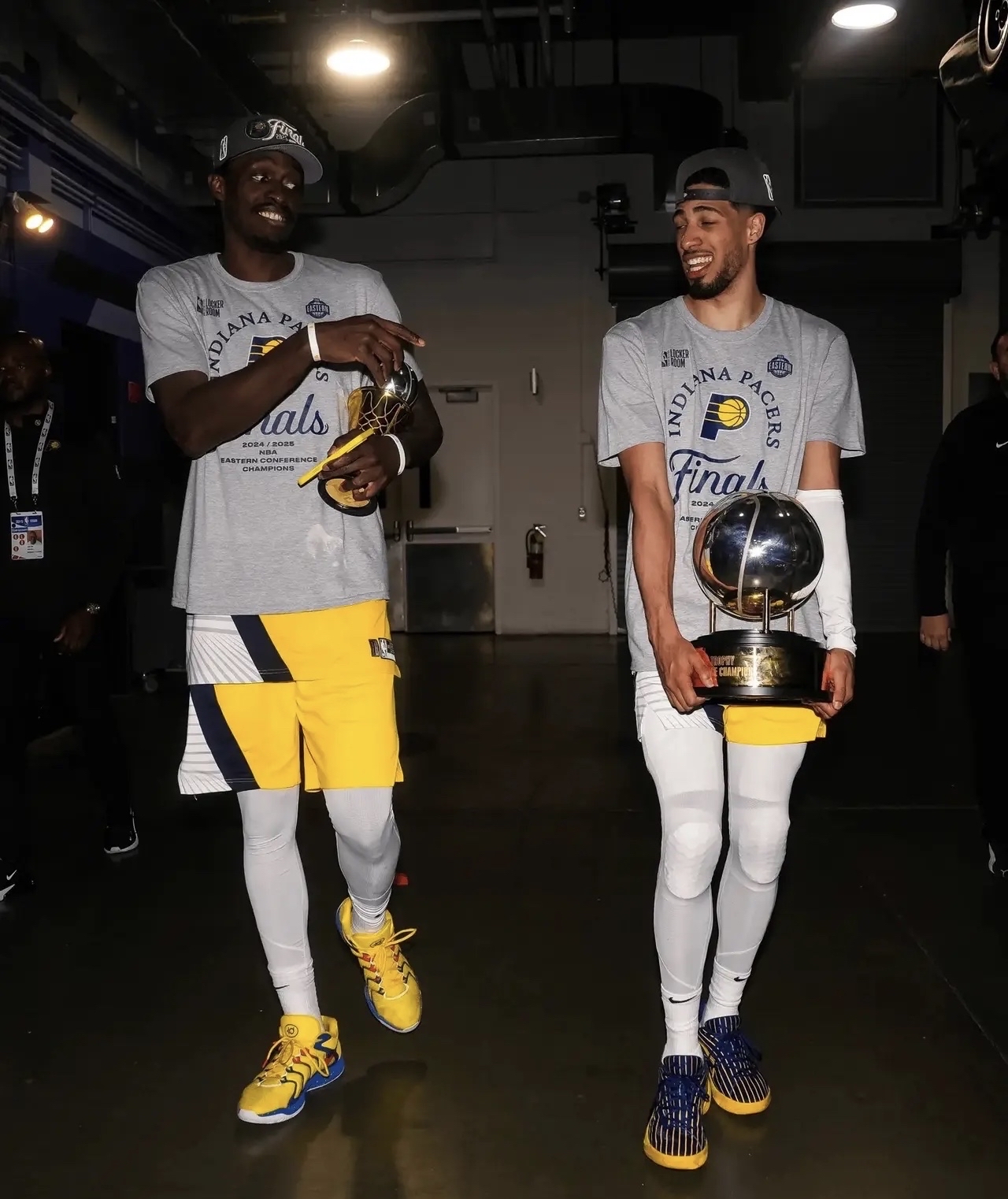 包含拉夫罗夫助球队取胜，成功晋级淘汰赛的词条