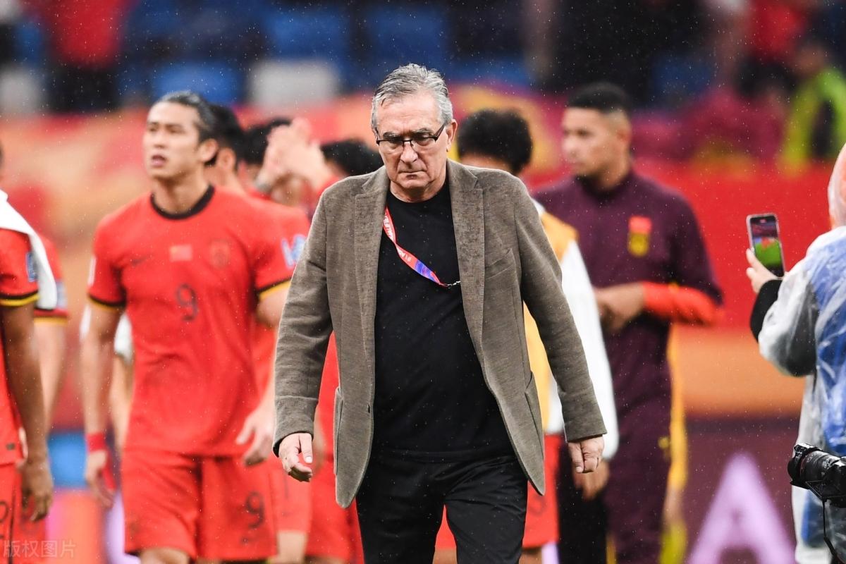 开云体育-包含著名足球教练被爆料私生活混乱，掀起风波的词条