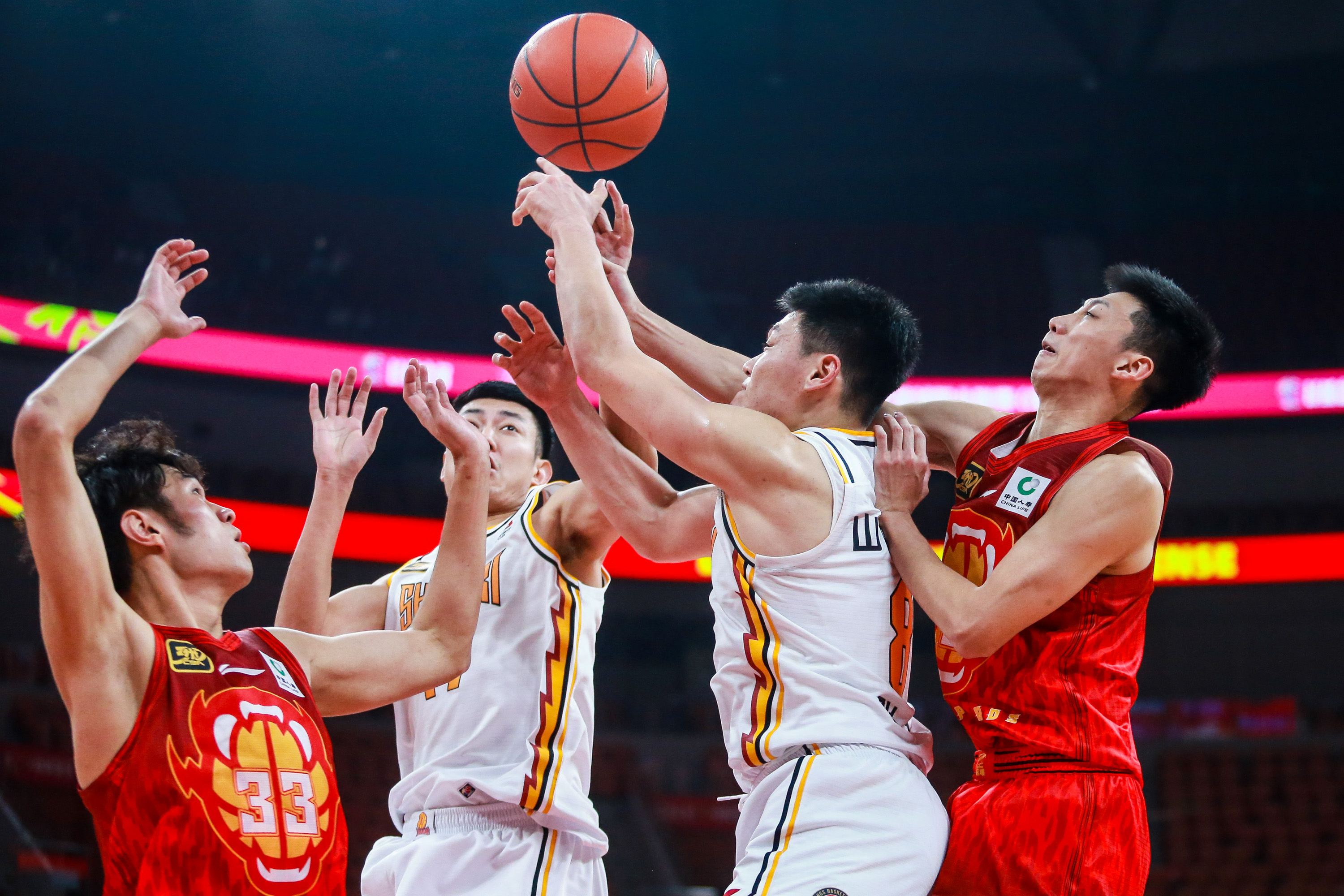 精彩纷呈的对决，球员战术精湛场面壮观的简单介绍